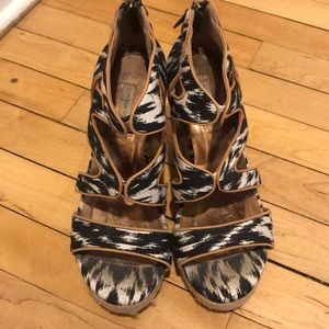 Adorable Cynthia Vincent black and white Wedges